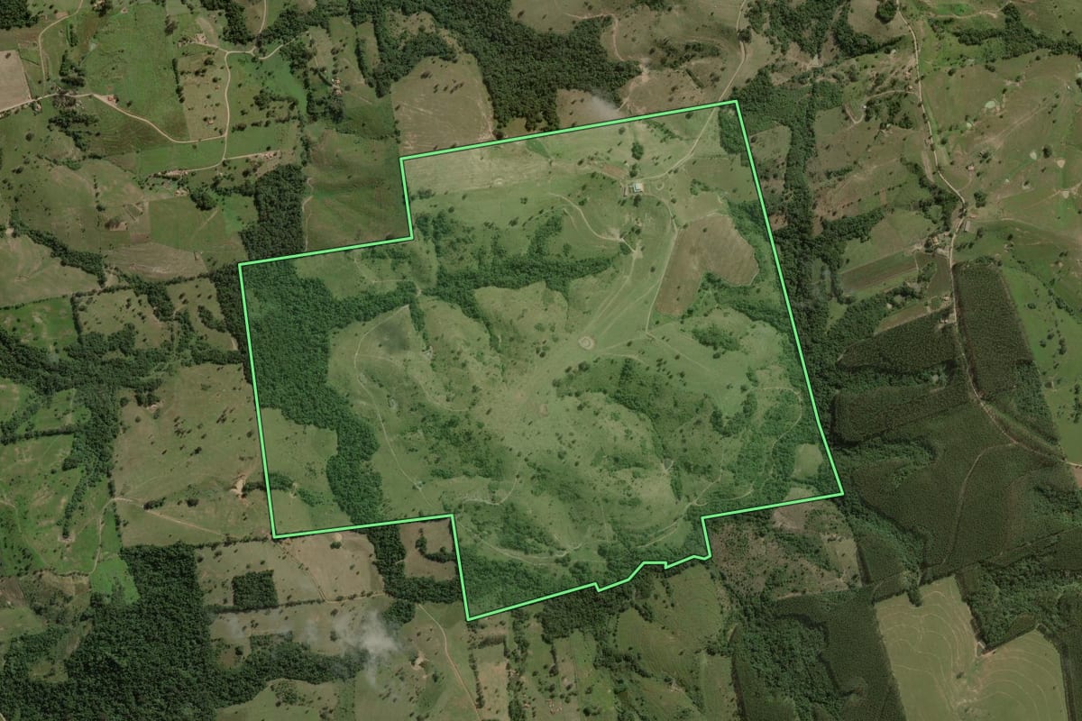 Imagem de satélite do imóvel rural em Angatuba (SP), com o contorno declarado no CAR desenhado por cima.