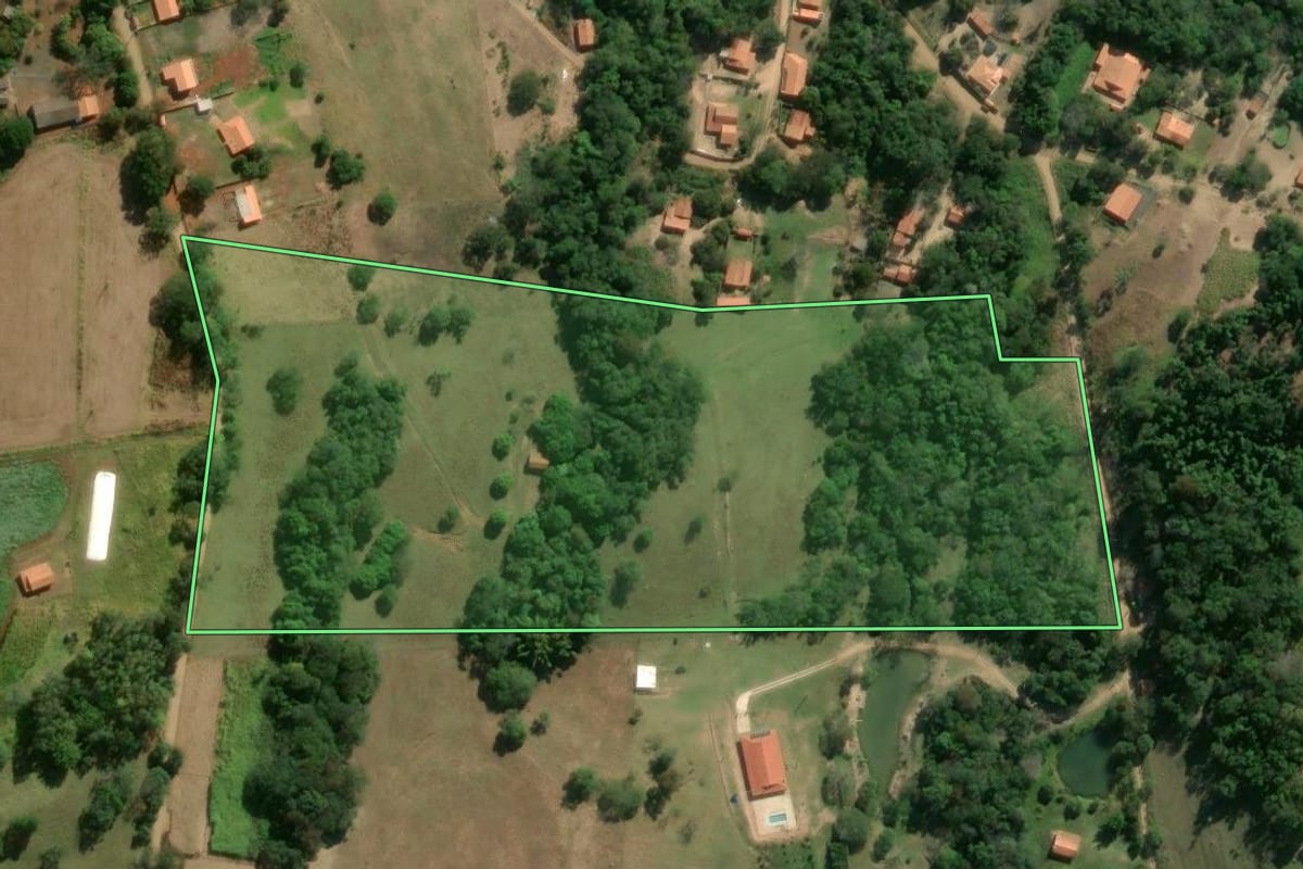 Imagem de satélite do imóvel rural em Angatuba (SP), com o contorno declarado no CAR desenhado por cima.