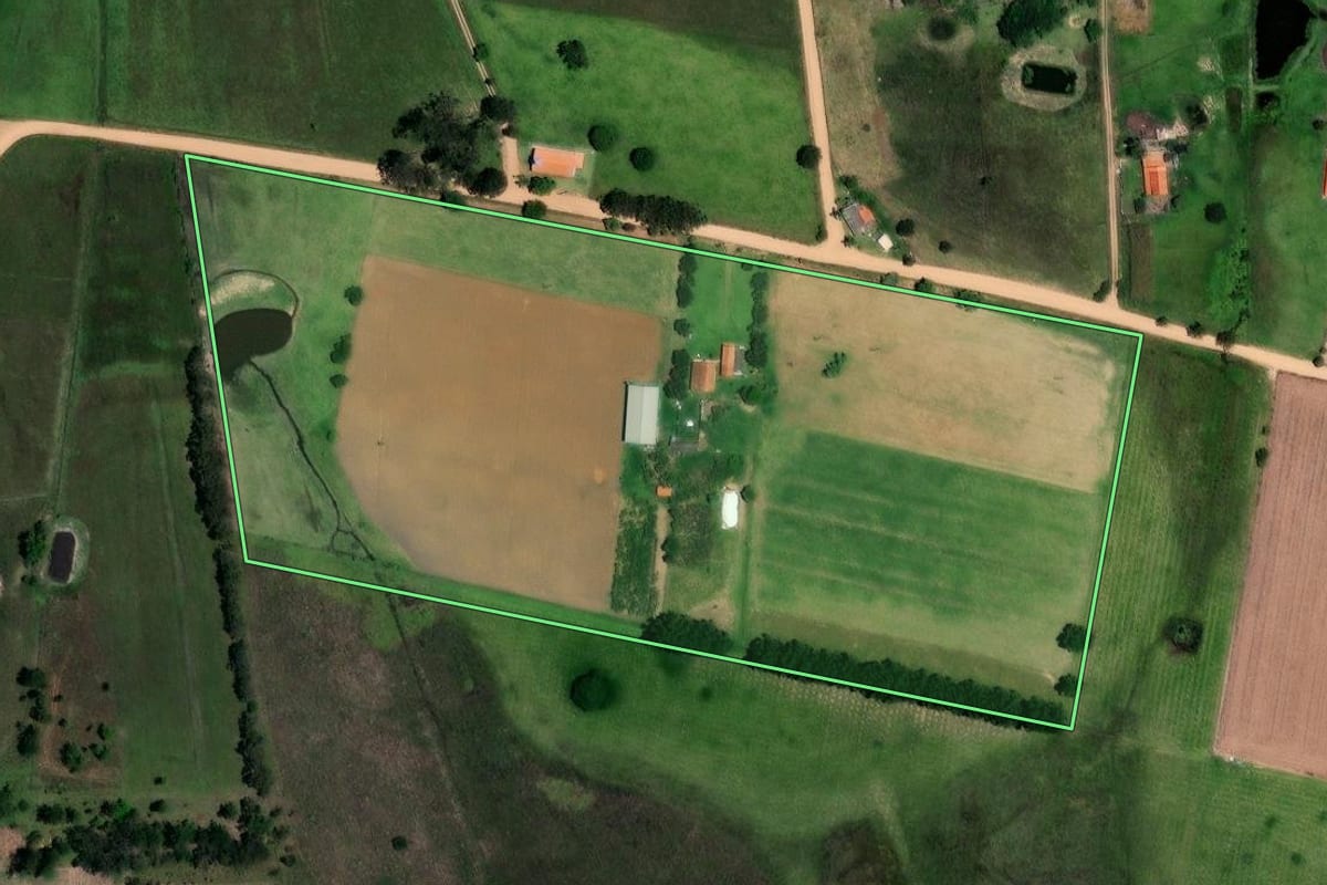 Imagem de satélite do imóvel rural em Angatuba (SP), com o contorno declarado no CAR desenhado por cima.