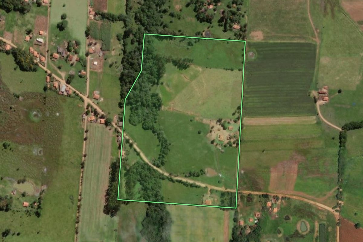 Imagem de satélite do imóvel rural em Angatuba (SP), com o contorno declarado no CAR desenhado por cima.