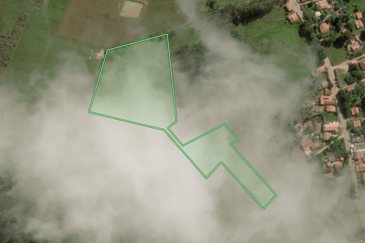 Imagem de satélite do imóvel rural em Angatuba (SP), com o contorno declarado no CAR desenhado por cima.