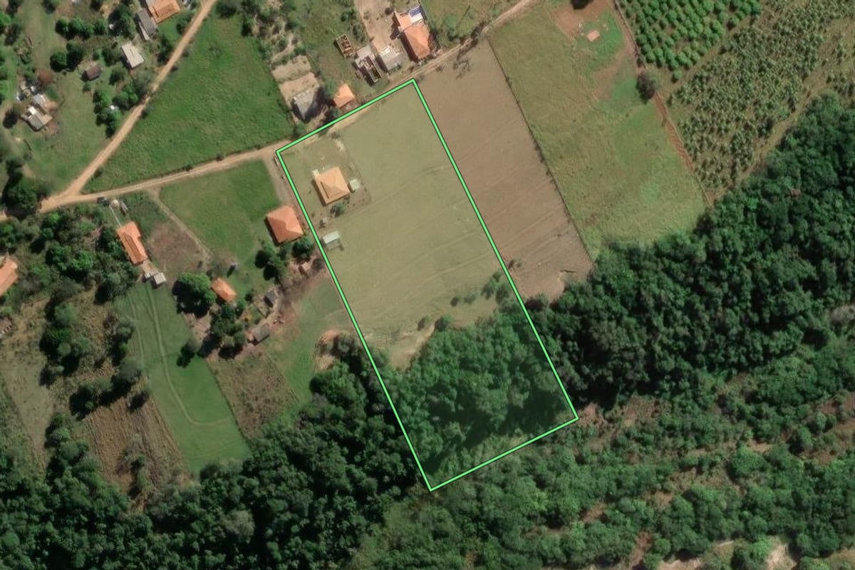 Imagem de satélite do imóvel rural em Anhembi (SP), com o contorno declarado no CAR desenhado por cima.