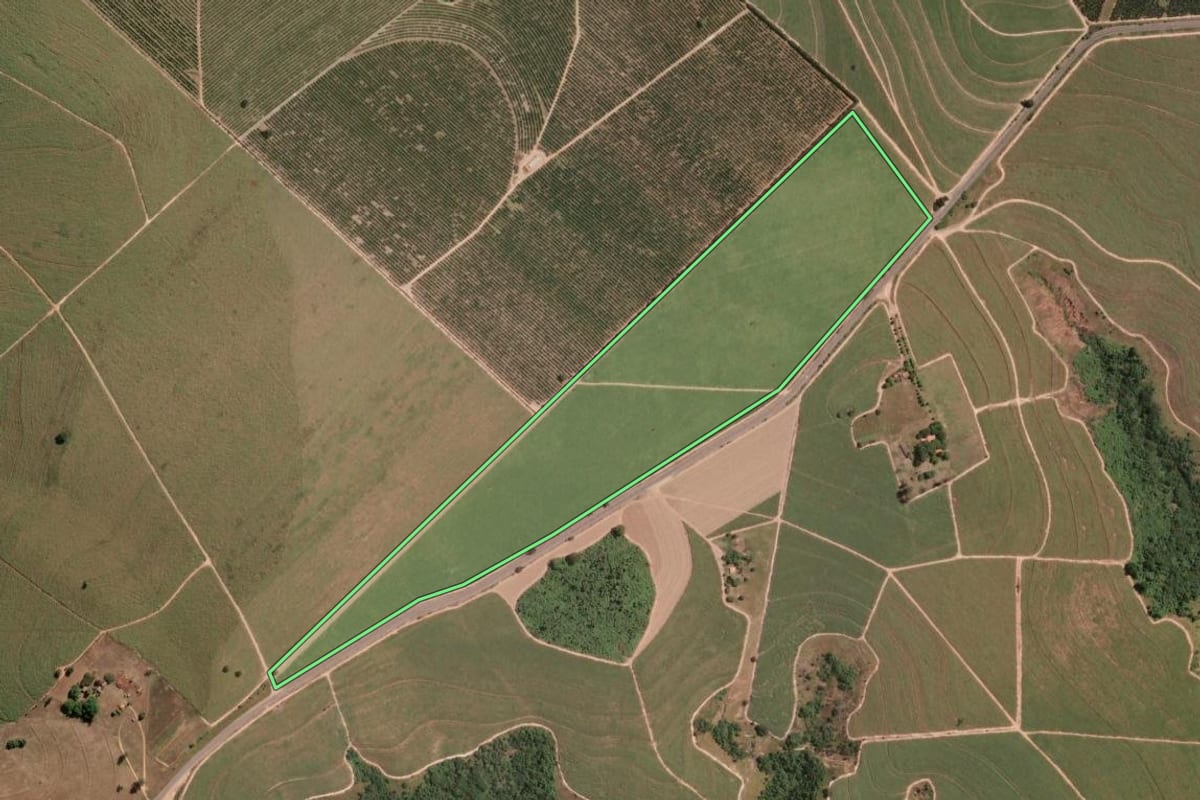 Imagem de satélite do imóvel rural em Anhembi (SP), com o contorno declarado no CAR desenhado por cima.