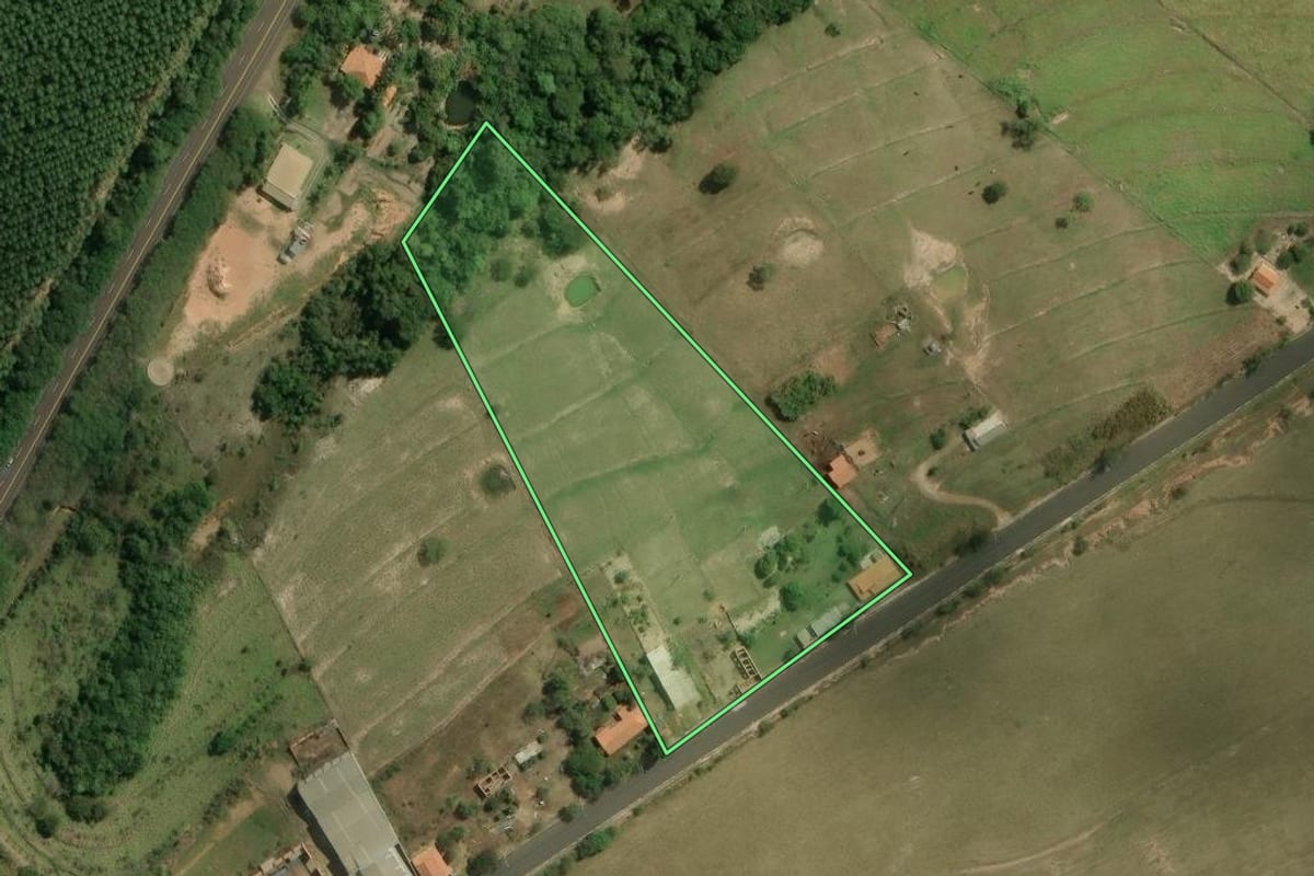 Imagem de satélite do imóvel rural em Anhembi (SP), com o contorno declarado no CAR desenhado por cima.