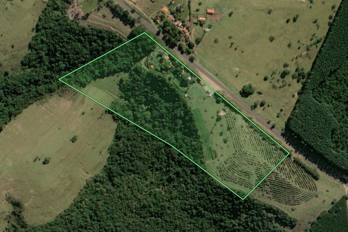 Imagem de satélite do imóvel rural em Anhembi (SP), com o contorno declarado no CAR desenhado por cima.