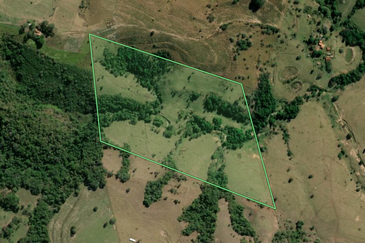 Imagem de satélite do imóvel rural em Anhembi (SP), com o contorno declarado no CAR desenhado por cima.