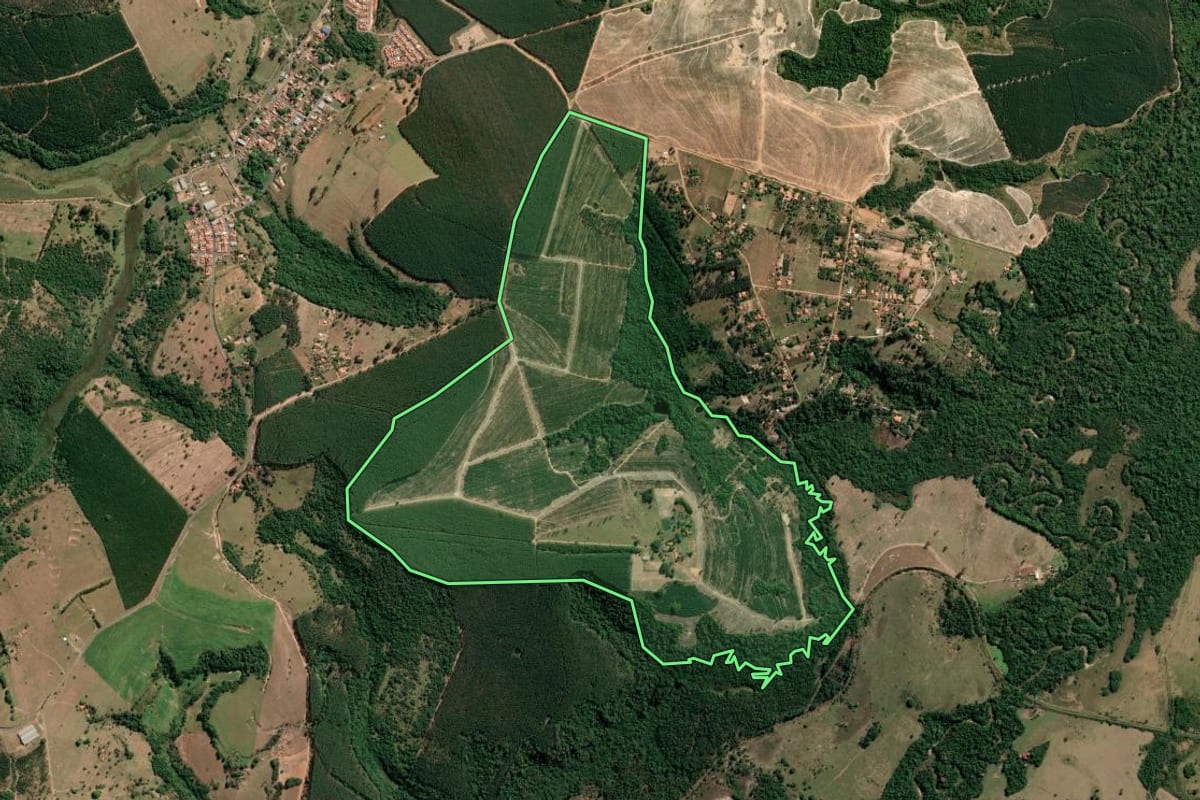 Imagem de satélite do imóvel rural em Anhembi (SP), com o contorno declarado no CAR desenhado por cima.