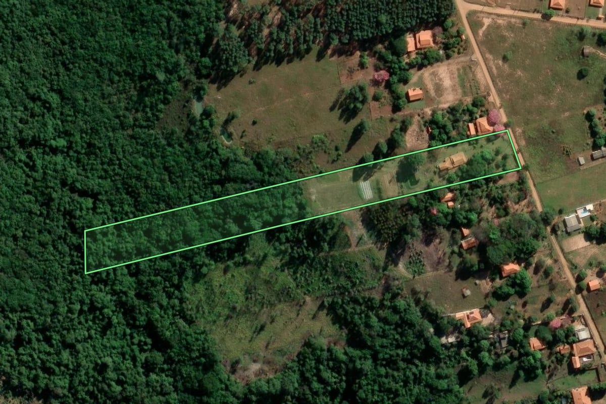 Imagem de satélite do imóvel rural em Anhembi (SP), com o contorno declarado no CAR desenhado por cima.