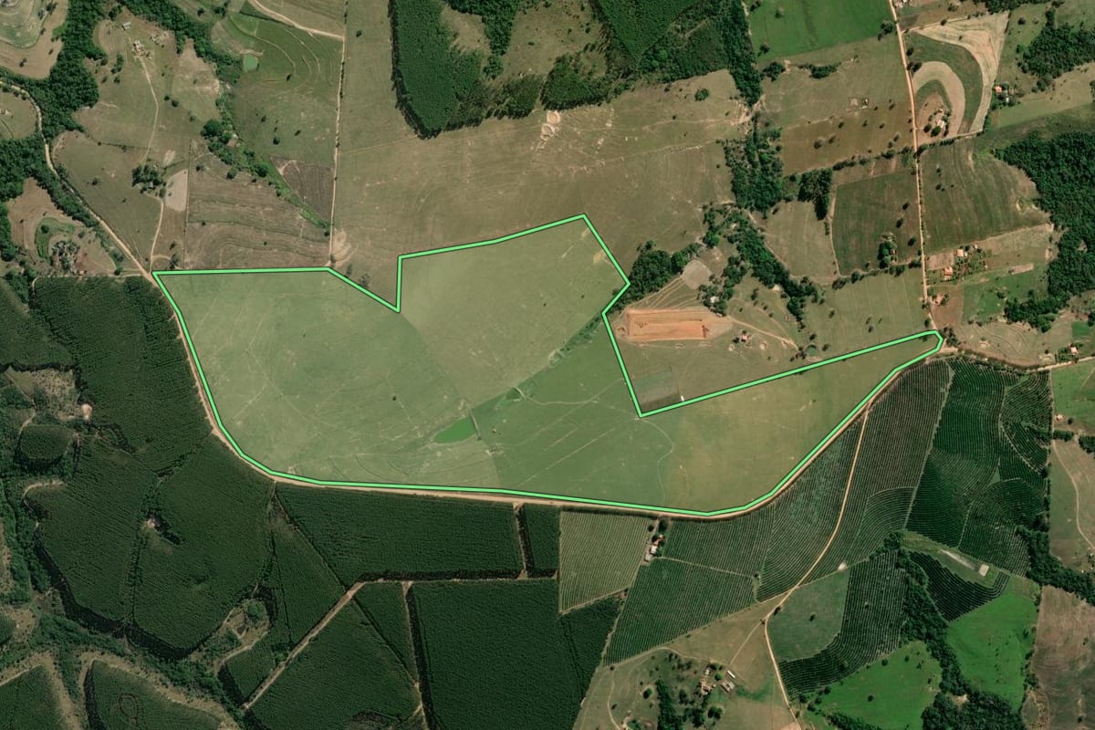 Imagem de satélite do imóvel rural em Anhembi (SP), com o contorno declarado no CAR desenhado por cima.