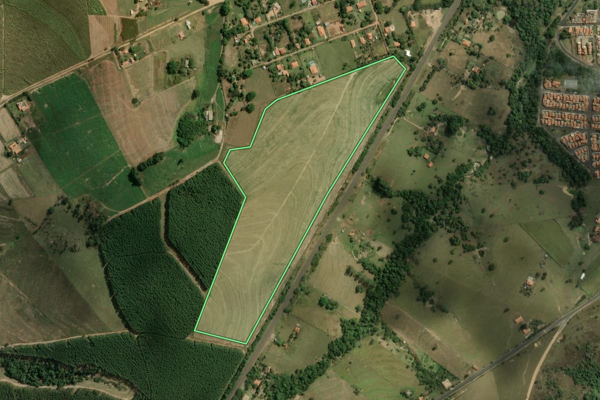 Imagem de satélite do imóvel rural em Anhembi (SP), com o contorno declarado no CAR desenhado por cima.