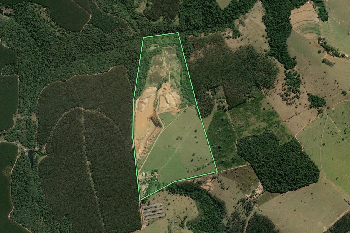 Imagem de satélite do imóvel rural em Anhembi (SP), com o contorno declarado no CAR desenhado por cima.