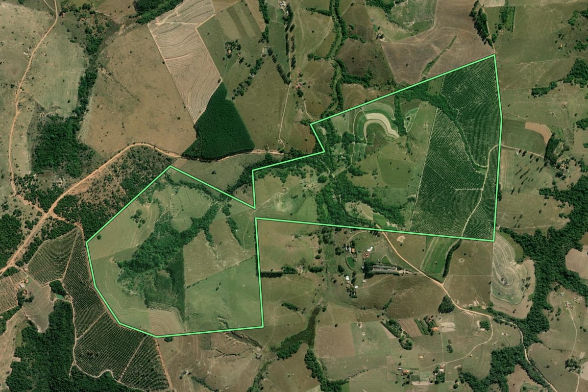 Imagem de satélite do imóvel rural em Anhembi (SP), com o contorno declarado no CAR desenhado por cima.