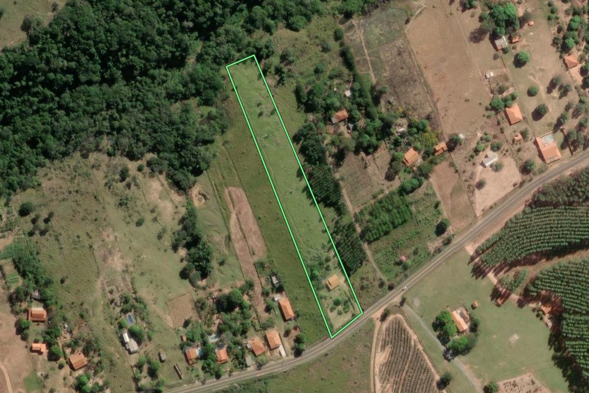 Imagem de satélite do imóvel rural em Anhembi (SP), com o contorno declarado no CAR desenhado por cima.