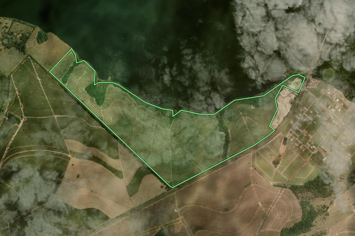 Imagem de satélite do imóvel rural em Anhembi (SP), com o contorno declarado no CAR desenhado por cima.