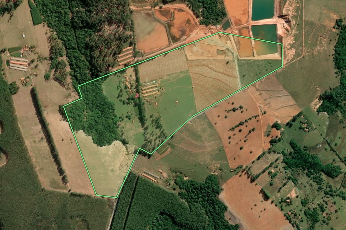 Imagem de satélite do imóvel rural em Anhembi (SP), com o contorno declarado no CAR desenhado por cima.