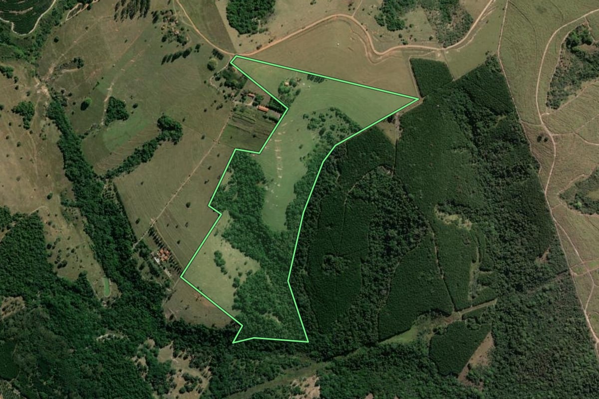 Imagem de satélite do imóvel rural em Anhembi (SP), com o contorno declarado no CAR desenhado por cima.
