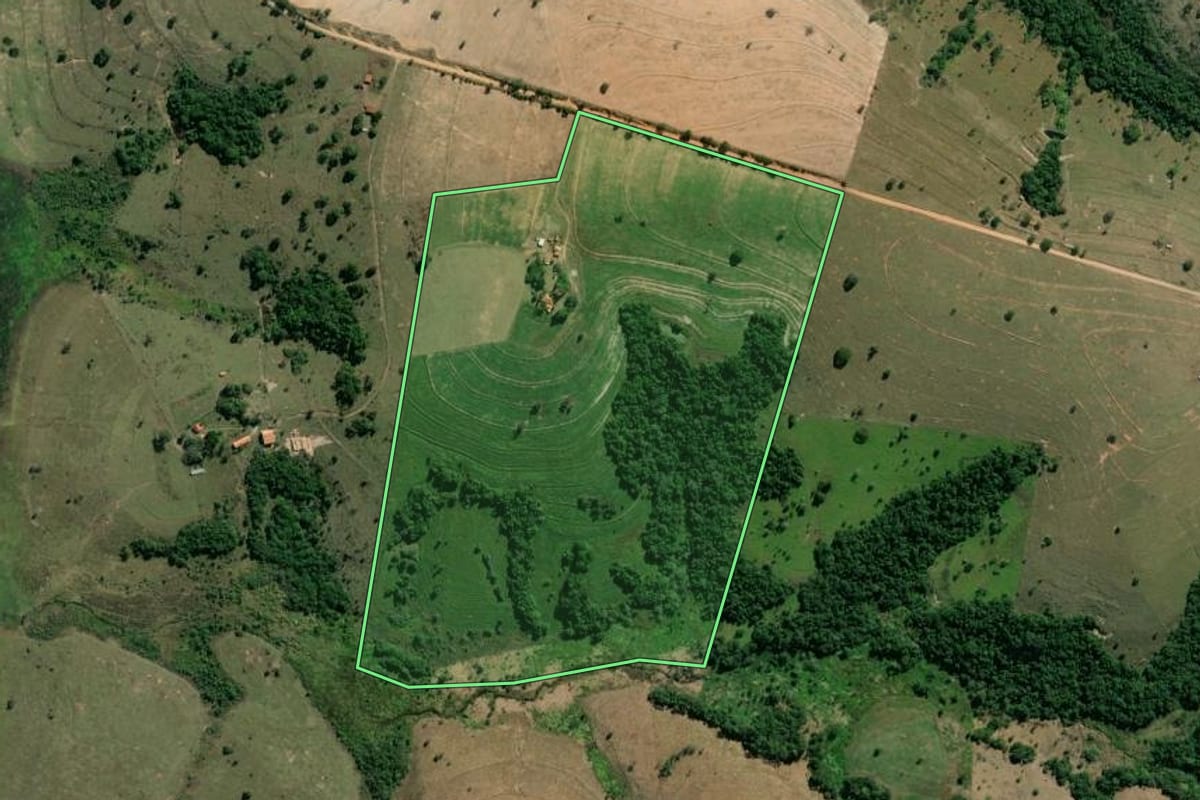 Imagem de satélite do imóvel rural em Anhembi (SP), com o contorno declarado no CAR desenhado por cima.