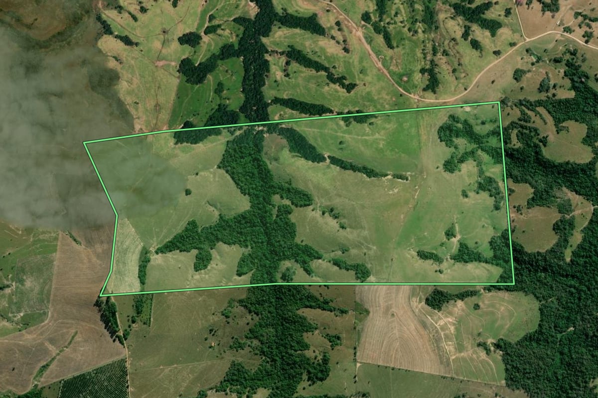 Imagem de satélite do imóvel rural em Anhembi (SP), com o contorno declarado no CAR desenhado por cima.