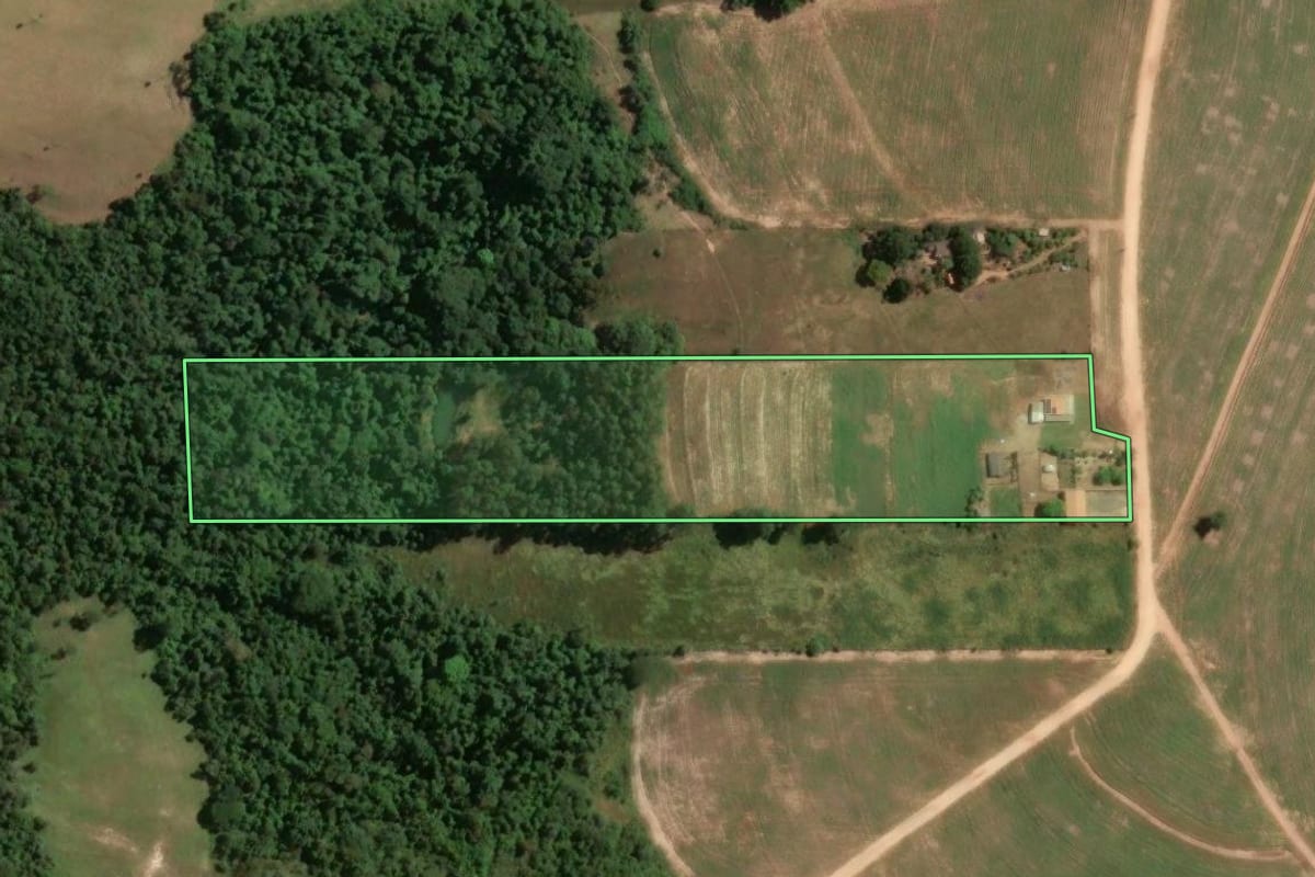 Imagem de satélite do imóvel rural em Anhembi (SP), com o contorno declarado no CAR desenhado por cima.