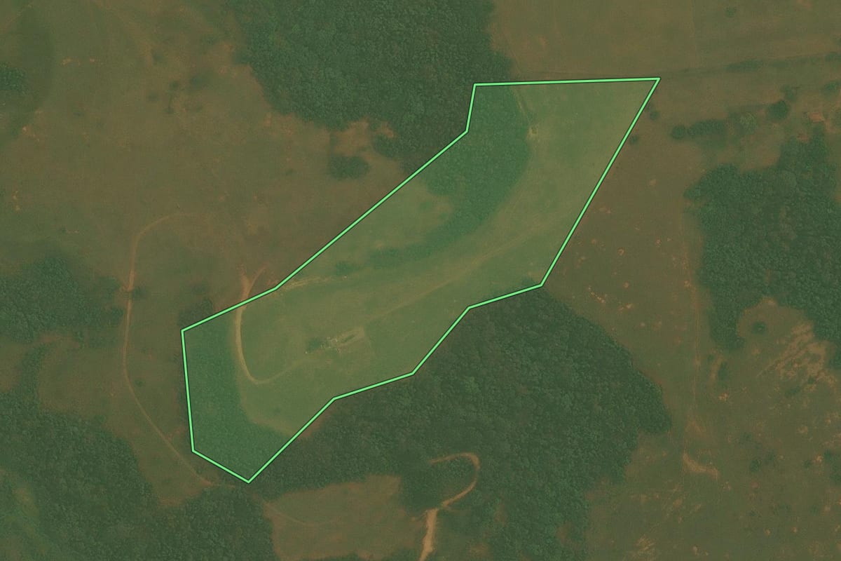 Imagem de satélite do imóvel rural em Anhembi (SP), com o contorno declarado no CAR desenhado por cima.