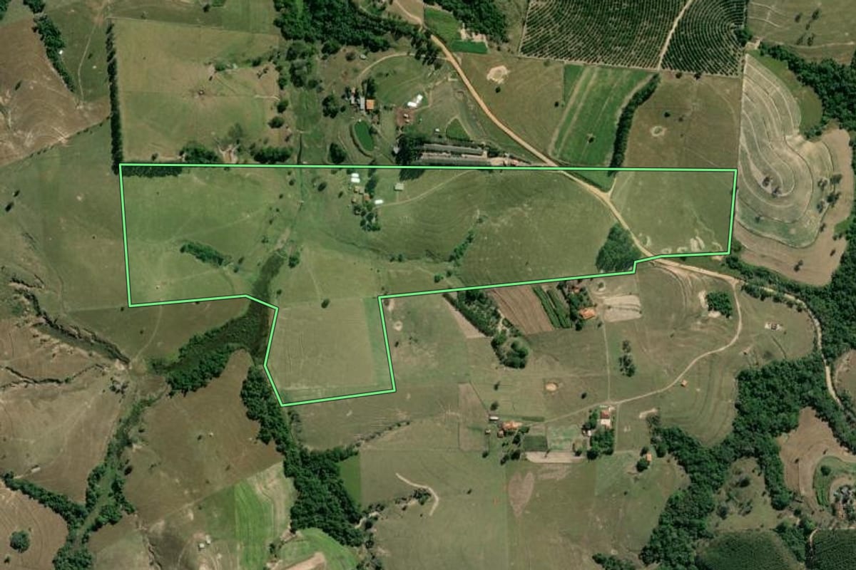 Imagem de satélite do imóvel rural em Anhembi (SP), com o contorno declarado no CAR desenhado por cima.