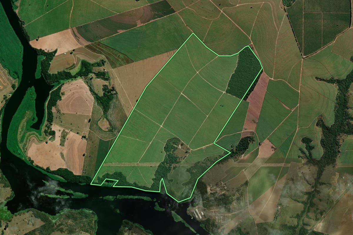Imagem de satélite do imóvel rural em Anhembi (SP), com o contorno declarado no CAR desenhado por cima.