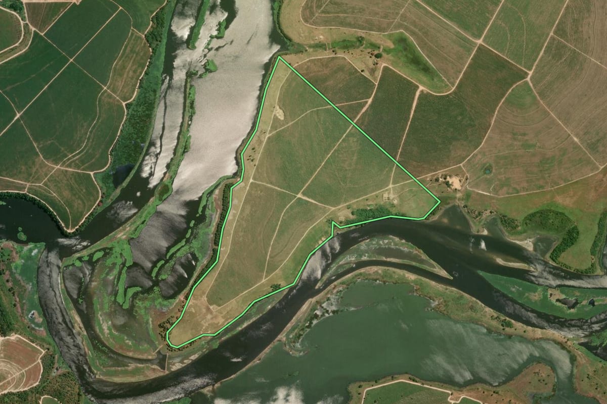 Imagem de satélite do imóvel rural em Anhembi (SP), com o contorno declarado no CAR desenhado por cima.