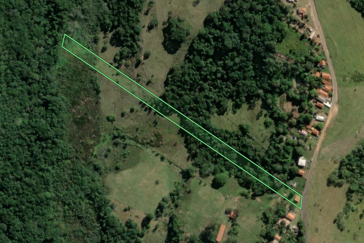 Imagem de satélite do imóvel rural em Anhembi (SP), com o contorno declarado no CAR desenhado por cima.