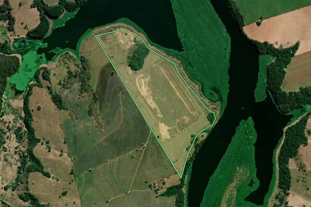 Imagem de satélite do imóvel rural em Anhembi (SP), com o contorno declarado no CAR desenhado por cima.