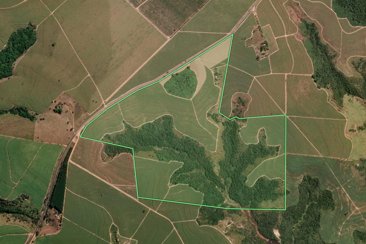 Imagem de satélite do imóvel rural em Anhembi (SP), com o contorno declarado no CAR desenhado por cima.