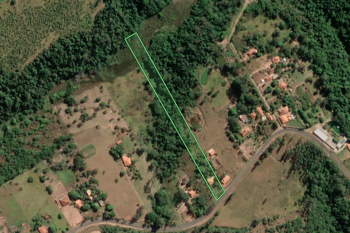 Imagem de satélite do imóvel rural em Anhembi (SP), com o contorno declarado no CAR desenhado por cima.