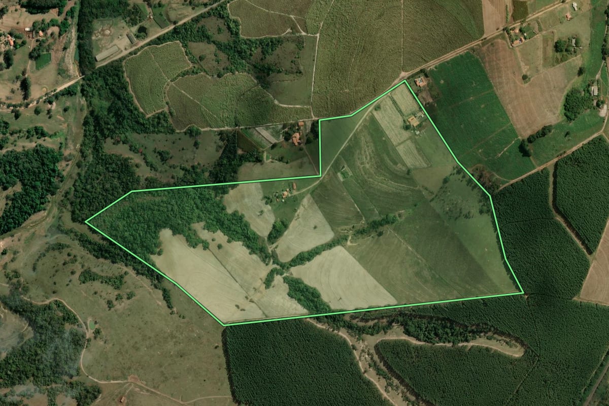 Imagem de satélite do imóvel rural em Anhembi (SP), com o contorno declarado no CAR desenhado por cima.