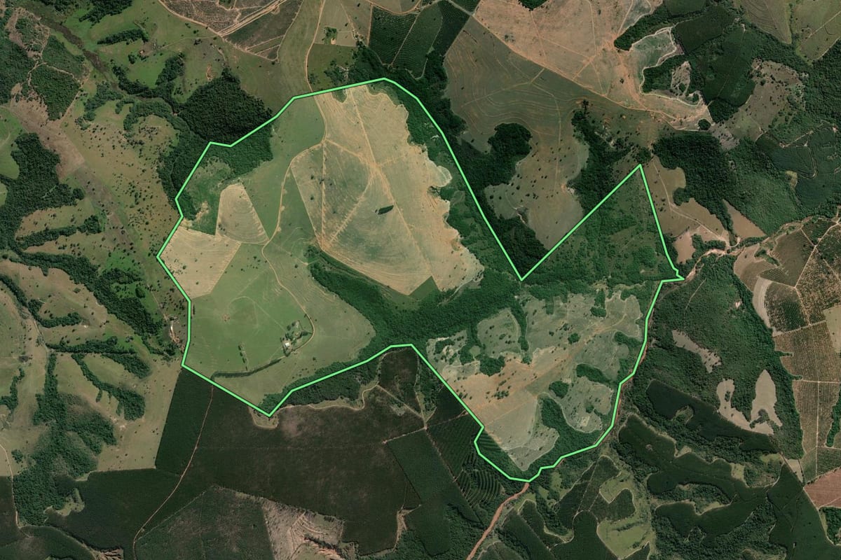 Imagem de satélite do imóvel rural em Anhembi (SP), com o contorno declarado no CAR desenhado por cima.