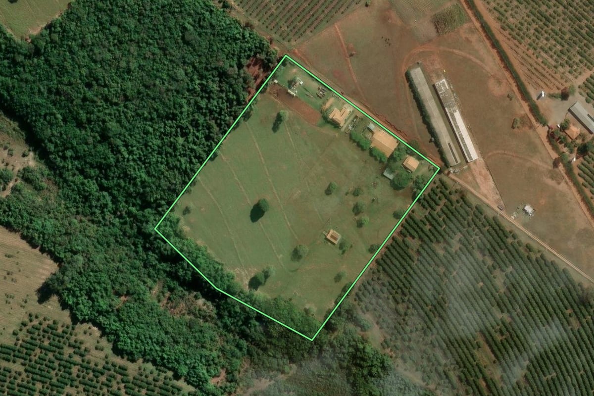 Imagem de satélite do imóvel rural em Anhembi (SP), com o contorno declarado no CAR desenhado por cima.