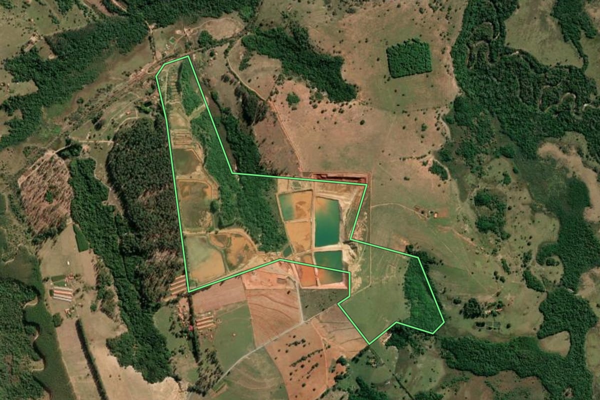 Imagem de satélite do imóvel rural em Anhembi (SP), com o contorno declarado no CAR desenhado por cima.