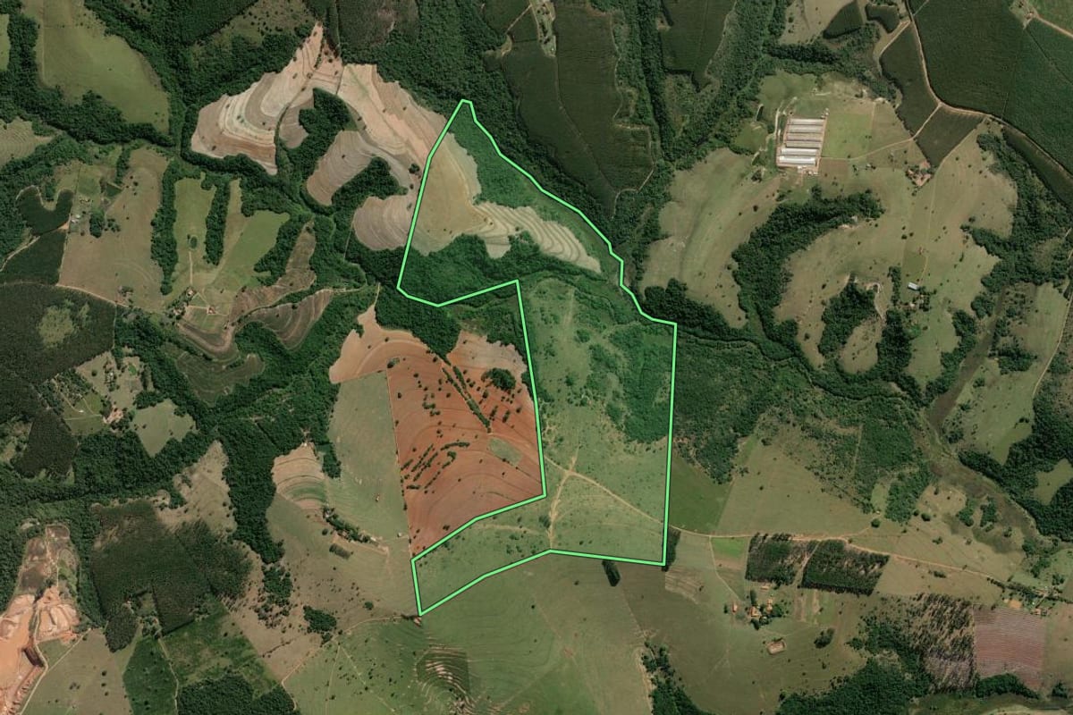 Imagem de satélite do imóvel rural em Anhembi (SP), com o contorno declarado no CAR desenhado por cima.