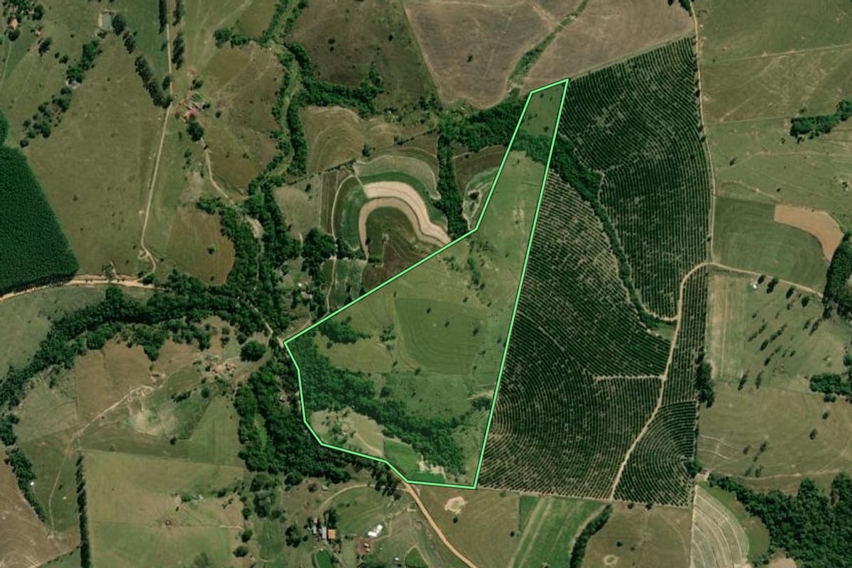 Imagem de satélite do imóvel rural em Anhembi (SP), com o contorno declarado no CAR desenhado por cima.