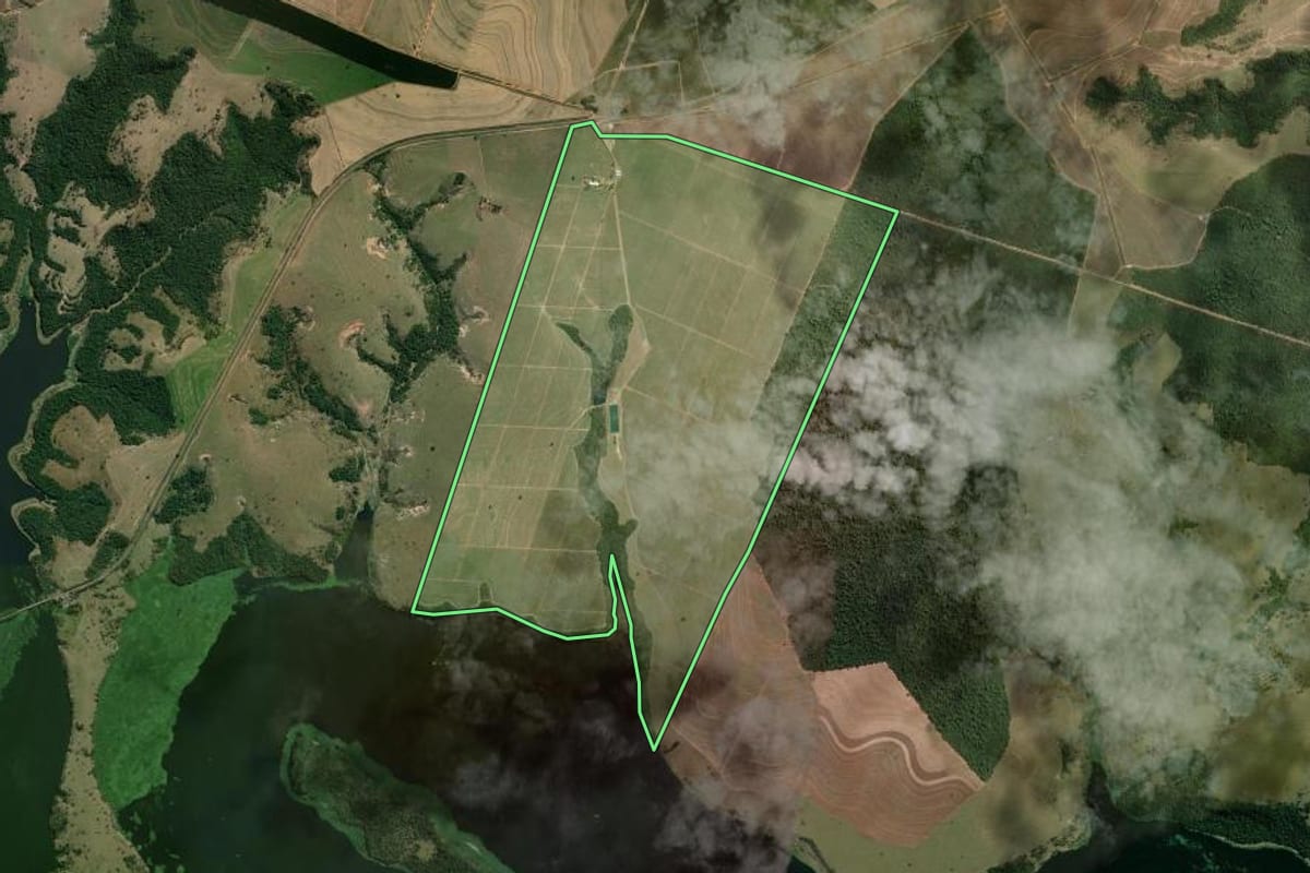 Imagem de satélite do imóvel rural em Anhembi (SP), com o contorno declarado no CAR desenhado por cima.