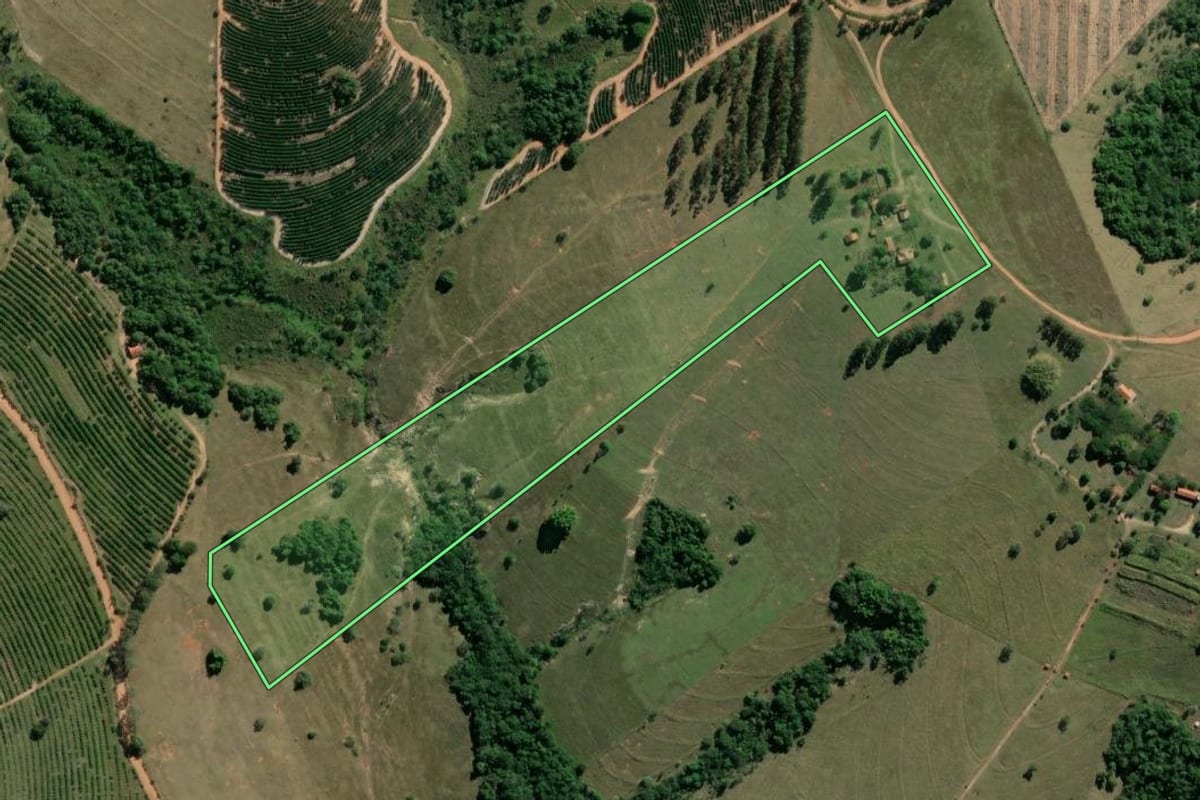 Imagem de satélite do imóvel rural em Anhembi (SP), com o contorno declarado no CAR desenhado por cima.
