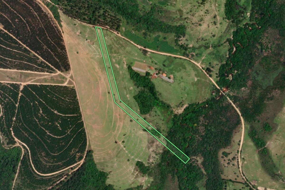 Imagem de satélite do imóvel rural em Anhembi (SP), com o contorno declarado no CAR desenhado por cima.
