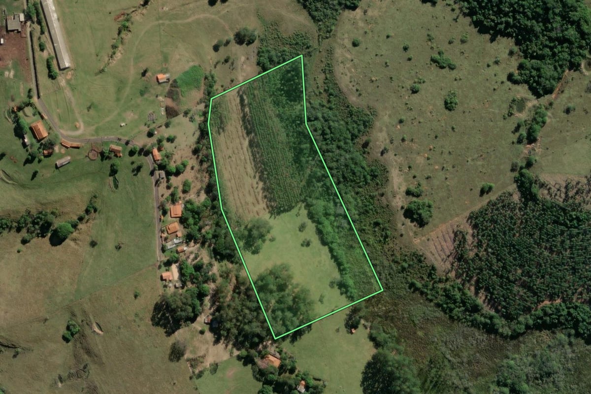 Imagem de satélite do imóvel rural em Anhembi (SP), com o contorno declarado no CAR desenhado por cima.
