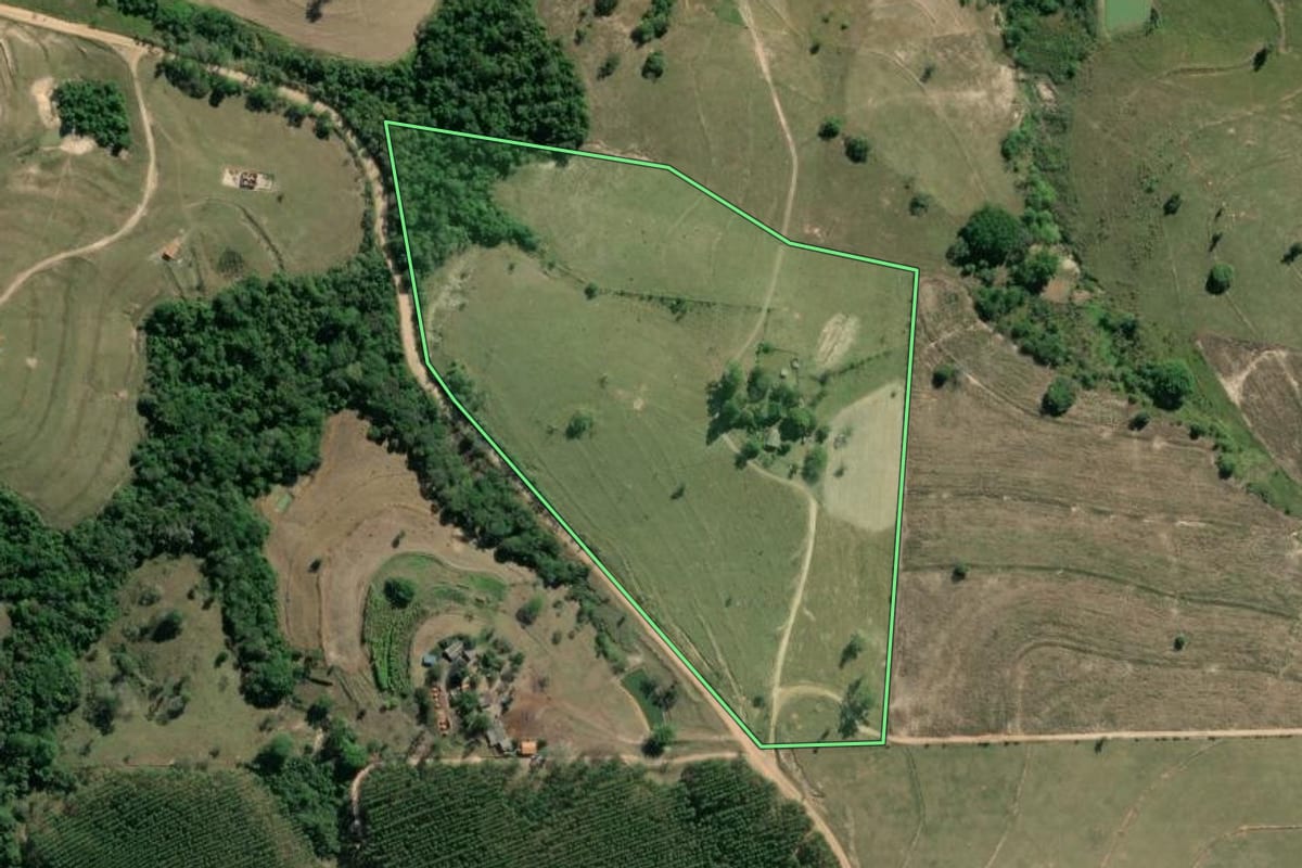 Imagem de satélite do imóvel rural em Anhembi (SP), com o contorno declarado no CAR desenhado por cima.
