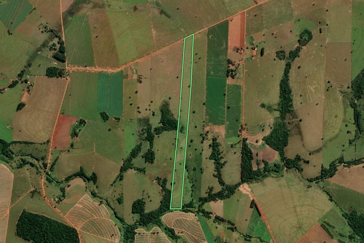 Imagem de satélite do imóvel rural em Anhumas (SP), com o contorno declarado no CAR desenhado por cima.