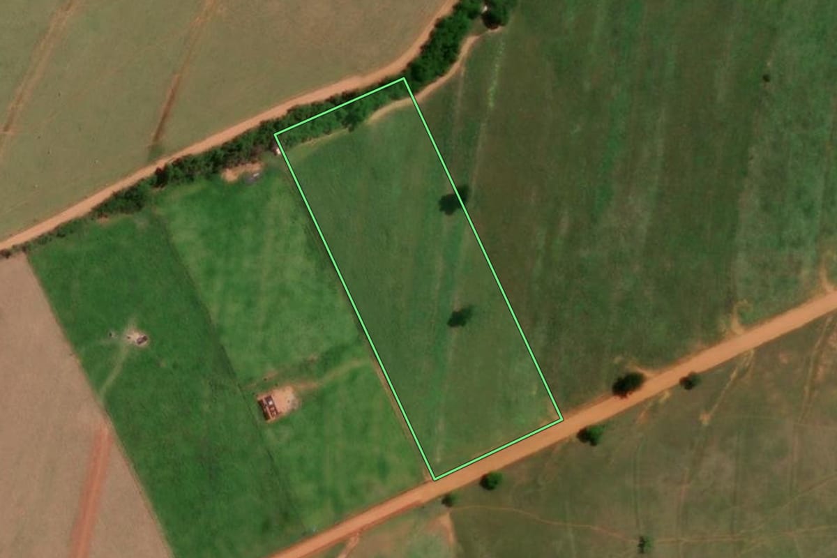 Imagem de satélite do imóvel rural em Anhumas (SP), com o contorno declarado no CAR desenhado por cima.