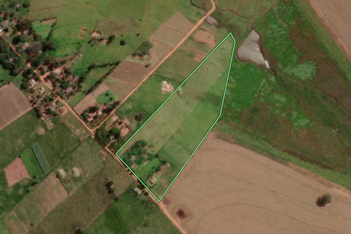 Imagem de satélite do imóvel rural em Anhumas (SP), com o contorno declarado no CAR desenhado por cima.