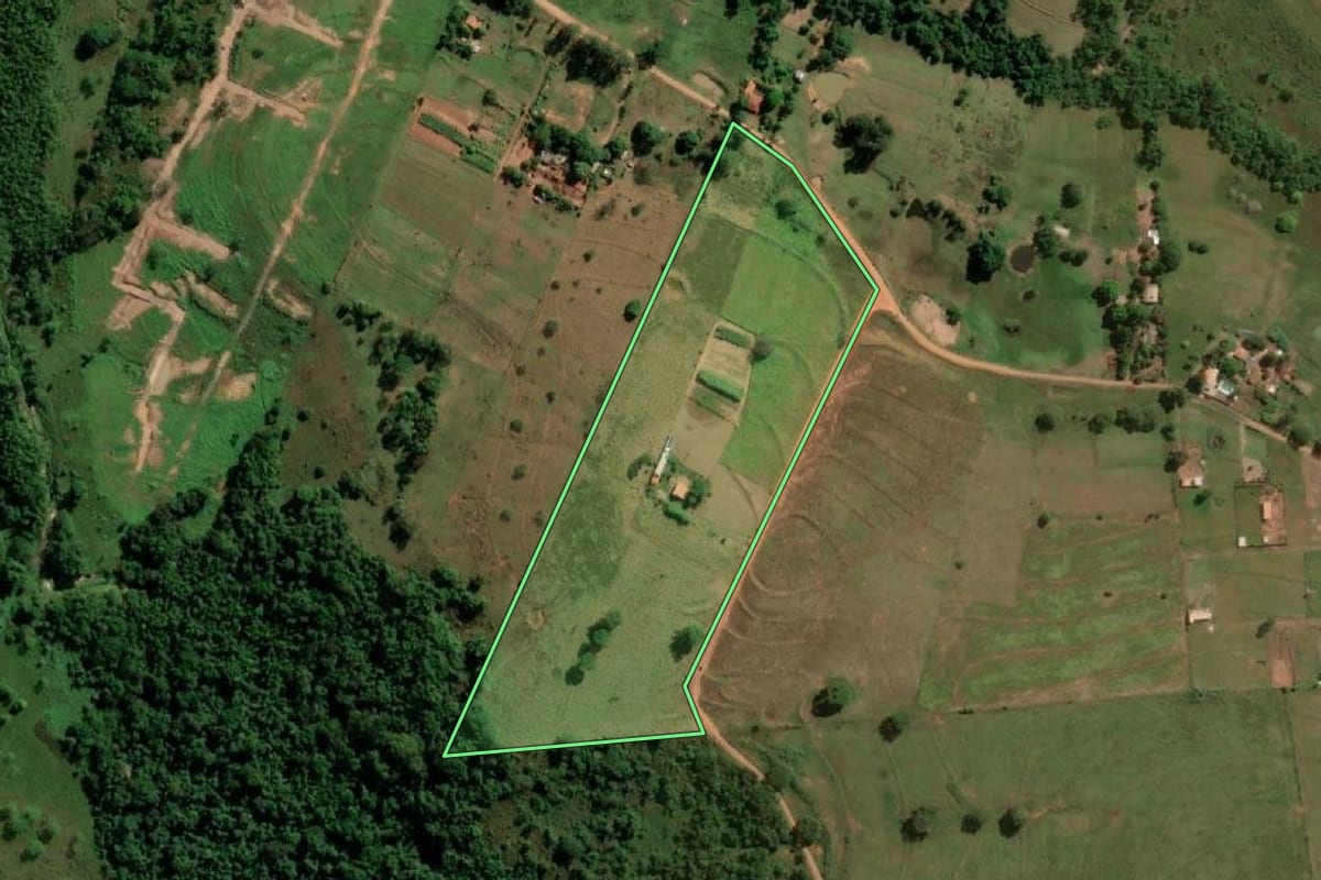 Imagem de satélite do imóvel rural em Anhumas (SP), com o contorno declarado no CAR desenhado por cima.