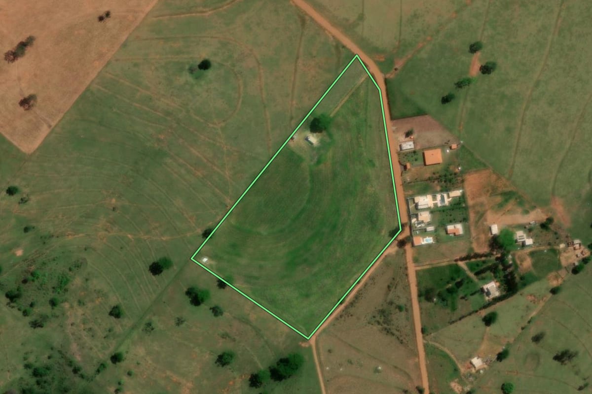 Imagem de satélite do imóvel rural em Anhumas (SP), com o contorno declarado no CAR desenhado por cima.