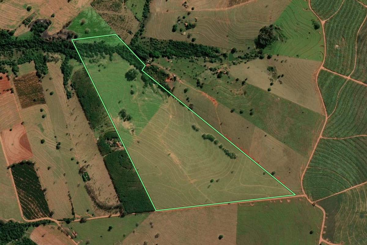 Imagem de satélite do imóvel rural em Anhumas (SP), com o contorno declarado no CAR desenhado por cima.