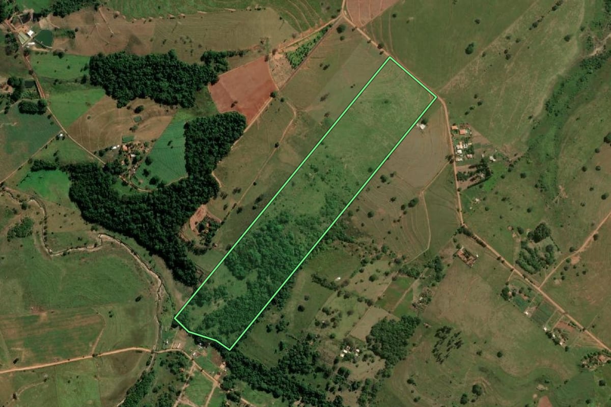 Imagem de satélite do imóvel rural em Anhumas (SP), com o contorno declarado no CAR desenhado por cima.