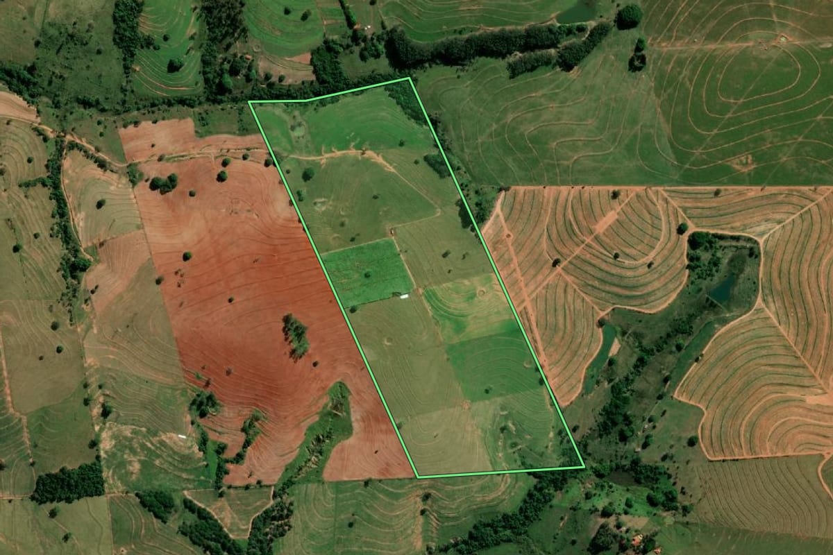 Imagem de satélite do imóvel rural em Anhumas (SP), com o contorno declarado no CAR desenhado por cima.